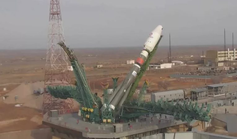 OneWeb calls and SpaceX answers with launch contract to complete constellation after Soyuz cancellations
