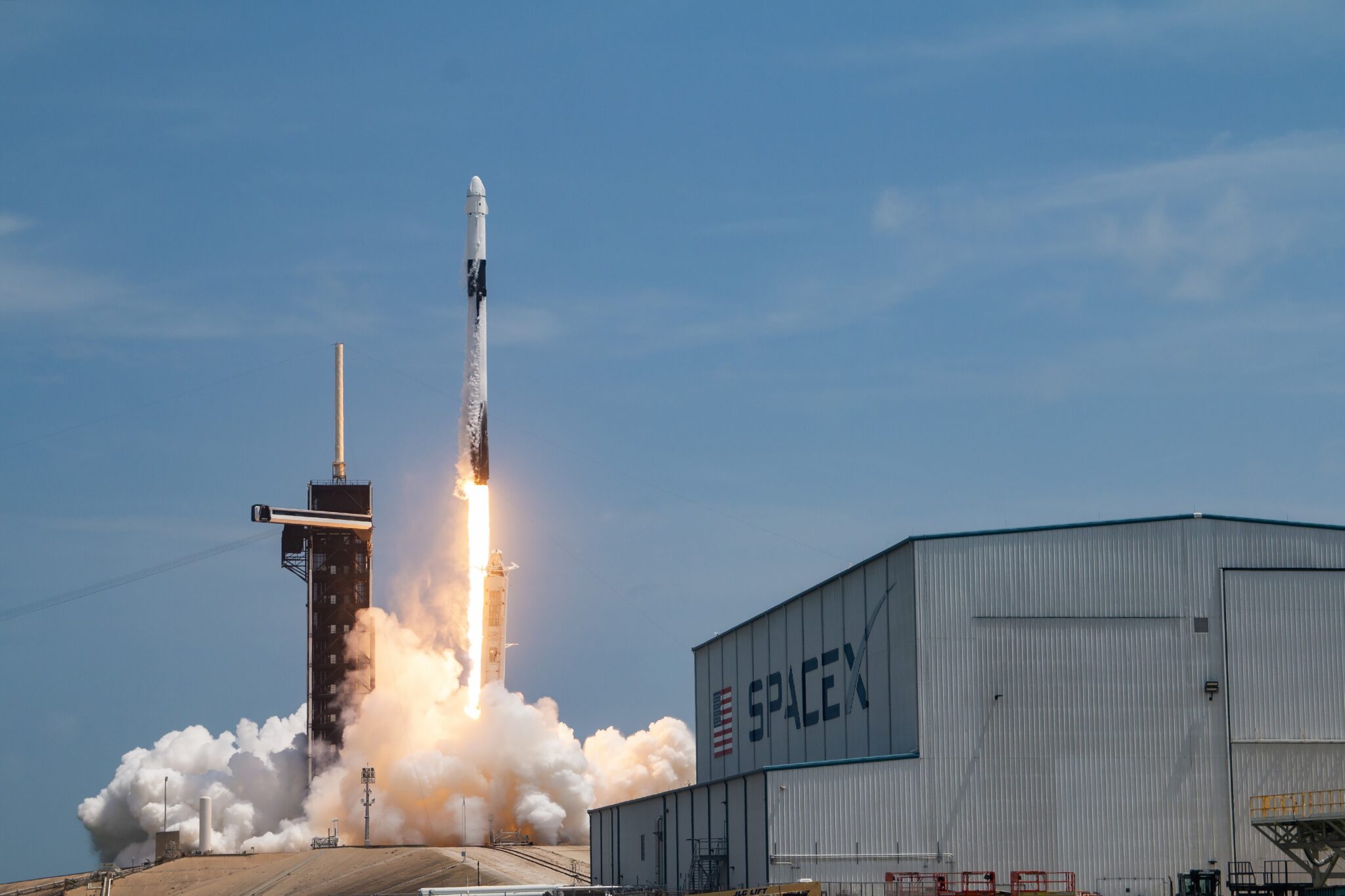 Falcon 9 puts Dragon CRS-28 resupply freighter into orbit on way to ISS